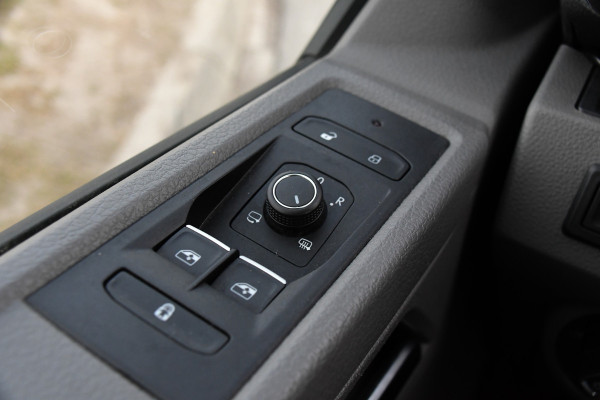 Volkswagen Transporter 2.0 TDI L2H1 32 DC Bulli Virtual, Adaptieve Cruise, Carplay, LED, 150pk, Automaat, Sensoren, Uniek!