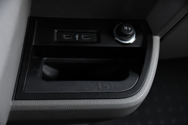 Volkswagen Transporter 2.0 TDI L2H1 32 DC Bulli Virtual, Adaptieve Cruise, Carplay, LED, 150pk, Automaat, Sensoren, Uniek!