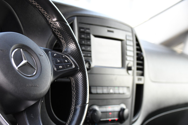 Mercedes-Benz Vito 119 CDI L2 Black Edition Camera, Cruise, LED, Stoelverwarming, Standkachel, Leder, 190pk, Automaat, Trekhaak, Uniek!