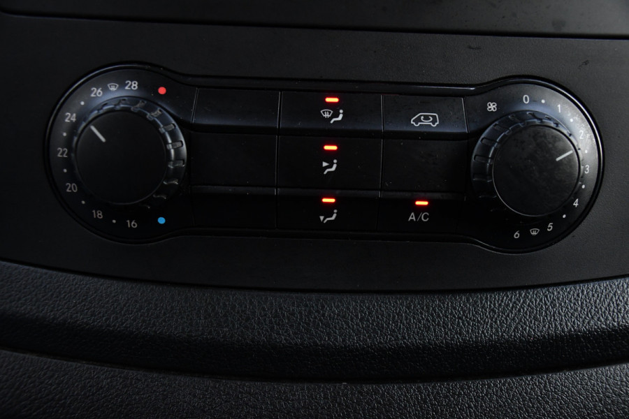 Mercedes-Benz Vito 119 CDI L2 Black Edition Camera, Cruise, LED, Stoelverwarming, Standkachel, Leder, 190pk, Automaat, Trekhaak, Uniek!