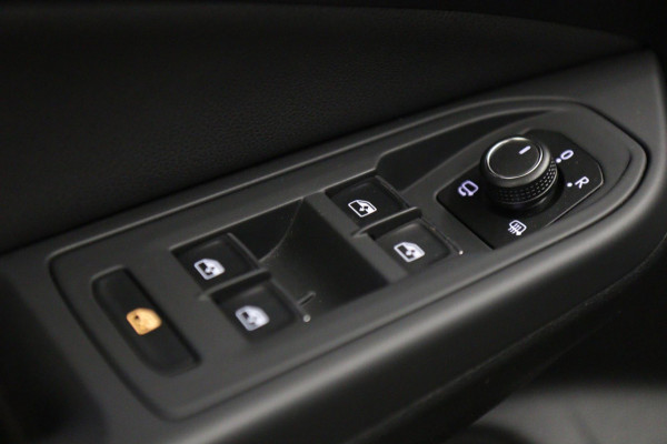 Volkswagen Golf 1.4 eHybrid GTE /PANO/IQLIGHT/CAM/CARPLAY/LANE ASSIST/VOL