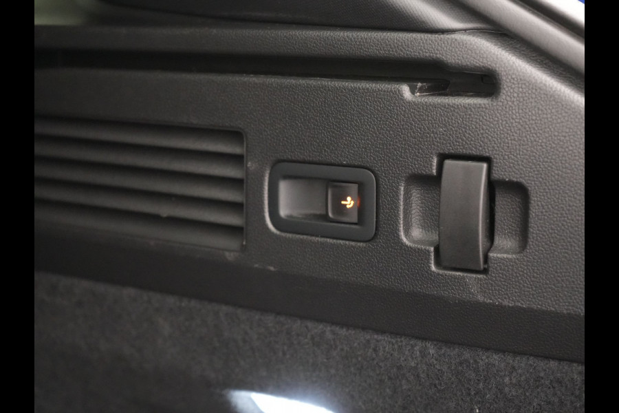 Volkswagen Arteon Shooting Brake 1.4 TSI eHybrid R-Line Plug In Hybrid 218pk Dealer O.H PHEV | Trekhaak Af Fabriek | Adaptive Cruise | 360 Camera | IQ Light | Alcantara Sportstoelen Message & Verwarmd | Blis | Apple Carplay | Navigatie | Virtual | DAB |