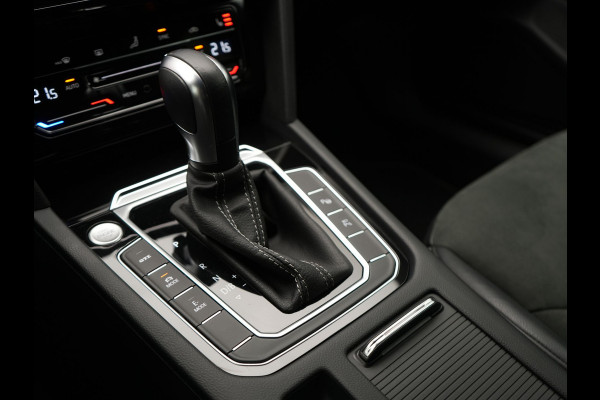 Volkswagen Arteon Shooting Brake 1.4 TSI eHybrid R-Line Plug In Hybrid 218pk Dealer O.H PHEV | Trekhaak Af Fabriek | Adaptive Cruise | 360 Camera | IQ Light | Alcantara Sportstoelen Message & Verwarmd | Blis | Apple Carplay | Navigatie | Virtual | DAB |