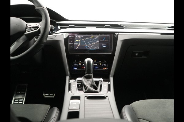 Volkswagen Arteon Shooting Brake 1.4 TSI eHybrid R-Line Plug In Hybrid 218pk Dealer O.H PHEV | Trekhaak Af Fabriek | Adaptive Cruise | 360 Camera | IQ Light | Alcantara Sportstoelen Message & Verwarmd | Blis | Apple Carplay | Navigatie | Virtual | DAB |