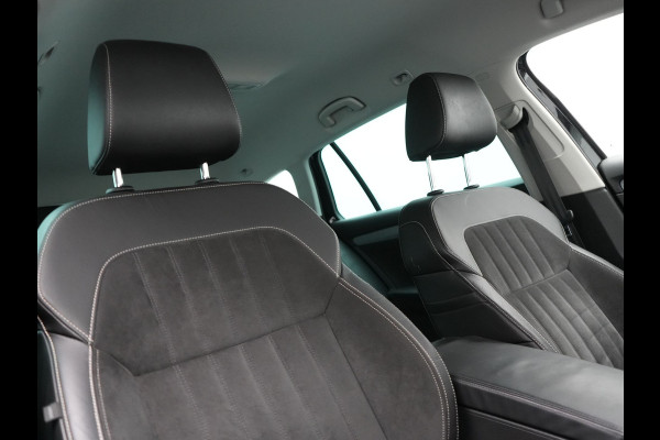 Škoda Superb Combi 1.4 TSI iV Business Edition Plus Plug In Hybrid 218pk Dealer O.H. PHEV | Trekhaak Af Fabriek | Adaptive Cruise | Camera | Canton Audio | Crystal LED | Alcantara Sportstoelen Memory & Verwarmd | Apple Carplay | Stuur Verwarmd | Keyless | Virtual | Blis |
