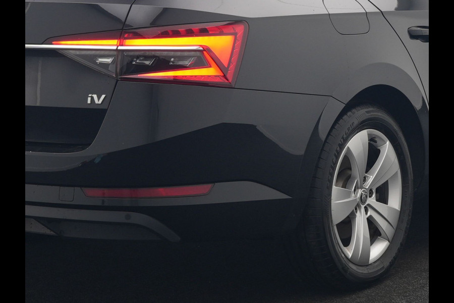 Škoda Superb Combi 1.4 TSI iV Business Edition Plus Plug In Hybrid 218pk Dealer O.H. PHEV | Trekhaak Af Fabriek | Adaptive Cruise | Camera | Canton Audio | Crystal LED | Alcantara Sportstoelen Memory & Verwarmd | Apple Carplay | Stuur Verwarmd | Keyless | Virtual | Blis |