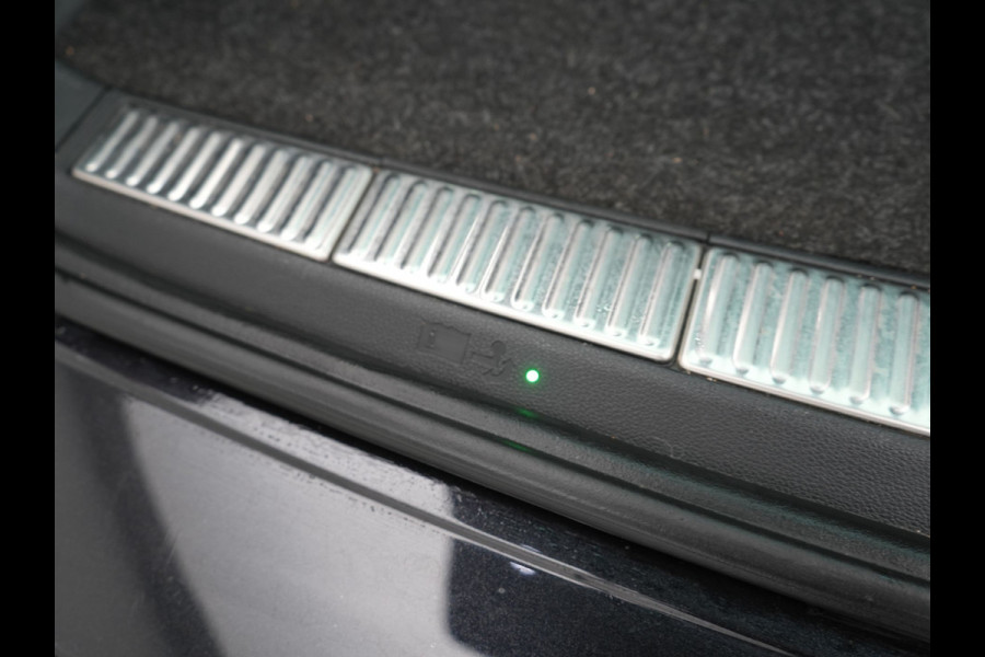 Škoda Superb Combi 1.4 TSI iV Business Edition Plus Plug In Hybrid 218pk Dealer O.H. PHEV | Trekhaak Af Fabriek | Adaptive Cruise | Camera | Canton Audio | Crystal LED | Alcantara Sportstoelen Memory & Verwarmd | Apple Carplay | Stuur Verwarmd | Keyless | Virtual | Blis |