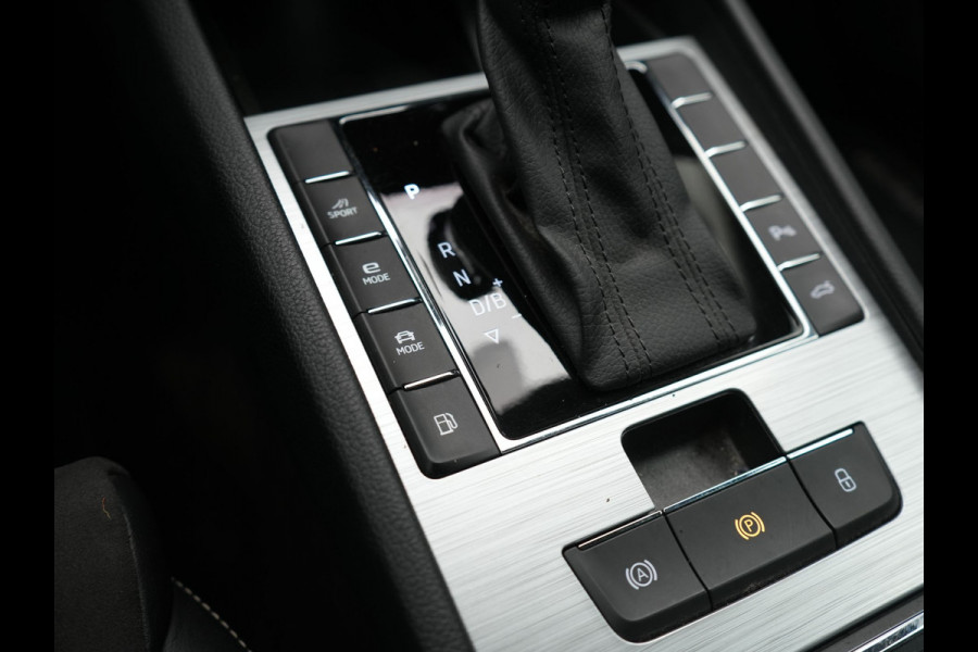 Škoda Superb Combi 1.4 TSI iV Business Edition Plus Plug In Hybrid 218pk Dealer O.H. PHEV | Trekhaak Af Fabriek | Adaptive Cruise | Camera | Canton Audio | Crystal LED | Alcantara Sportstoelen Memory & Verwarmd | Apple Carplay | Stuur Verwarmd | Keyless | Virtual | Blis |