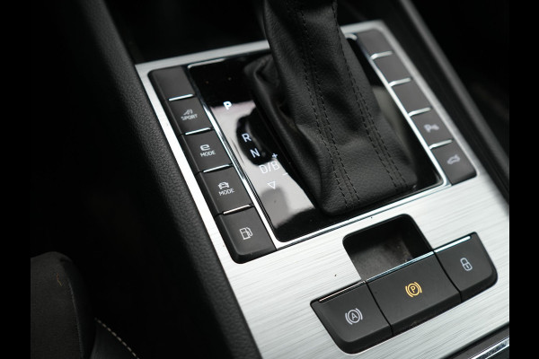 Škoda Superb Combi 1.4 TSI iV Business Edition Plus Plug In Hybrid 218pk Dealer O.H. PHEV | Trekhaak Af Fabriek | Adaptive Cruise | Camera | Canton Audio | Crystal LED | Alcantara Sportstoelen Memory & Verwarmd | Apple Carplay | Stuur Verwarmd | Keyless | Virtual | Blis |