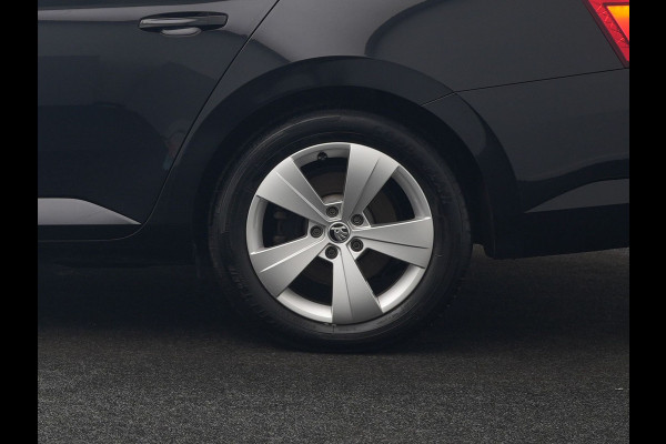 Škoda Superb Combi 1.4 TSI iV Business Edition Plus Plug In Hybrid 218pk Dealer O.H. PHEV | Trekhaak Af Fabriek | Adaptive Cruise | Camera | Canton Audio | Crystal LED | Alcantara Sportstoelen Memory & Verwarmd | Apple Carplay | Stuur Verwarmd | Keyless | Virtual | Blis |