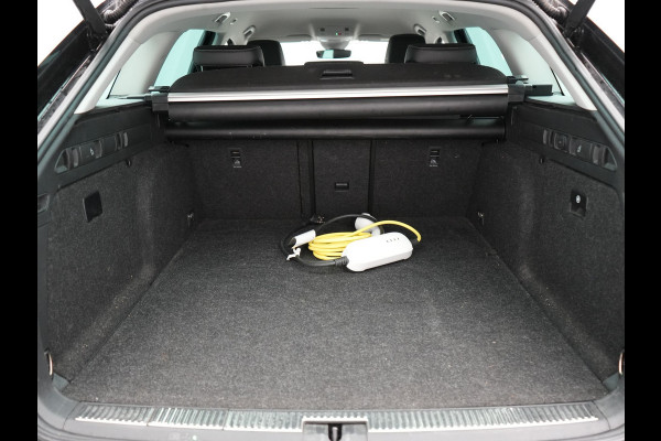 Škoda Superb Combi 1.4 TSI iV Business Edition Plus Plug In Hybrid 218pk Dealer O.H. PHEV | Trekhaak Af Fabriek | Adaptive Cruise | Camera | Canton Audio | Crystal LED | Alcantara Sportstoelen Memory & Verwarmd | Apple Carplay | Stuur Verwarmd | Keyless | Virtual | Blis |
