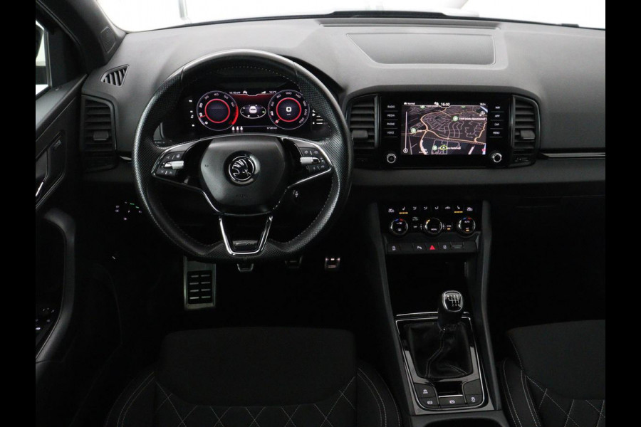 Škoda Karoq 1.5 TSI Sportline | Panoramadak | Trekhaak | Stoelverwarming | Camera | Carplay | Virtual Cockpit | Canton Sound | 19'' | Parkeerhulp | Navigatie | Sfeerverlichting | Cruise control | Stuurverwarming