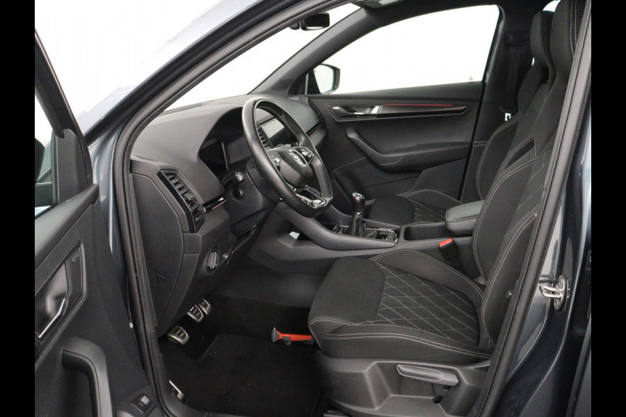 Škoda Karoq 1.5 TSI Sportline | Panoramadak | Trekhaak | Stoelverwarming | Camera | Carplay | Virtual Cockpit | Canton Sound | 19'' | Parkeerhulp | Navigatie | Sfeerverlichting | Cruise control | Stuurverwarming