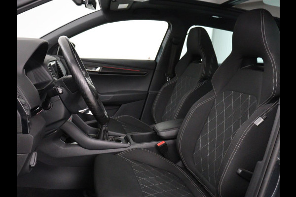 Škoda Karoq 1.5 TSI Sportline | Panoramadak | Trekhaak | Stoelverwarming | Camera | Carplay | Virtual Cockpit | Canton Sound | 19'' | Parkeerhulp | Navigatie | Sfeerverlichting | Cruise control | Stuurverwarming