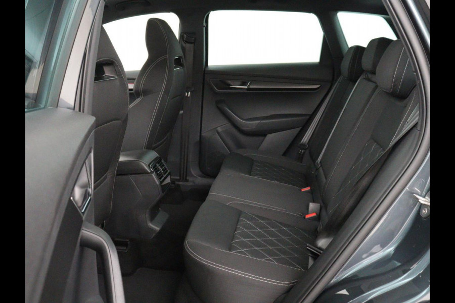 Škoda Karoq 1.5 TSI Sportline | Panoramadak | Trekhaak | Stoelverwarming | Camera | Carplay | Virtual Cockpit | Canton Sound | 19'' | Parkeerhulp | Navigatie | Sfeerverlichting | Cruise control | Stuurverwarming