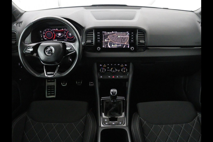 Škoda Karoq 1.5 TSI Sportline | Panoramadak | Trekhaak | Stoelverwarming | Camera | Carplay | Virtual Cockpit | Canton Sound | 19'' | Parkeerhulp | Navigatie | Sfeerverlichting | Cruise control | Stuurverwarming