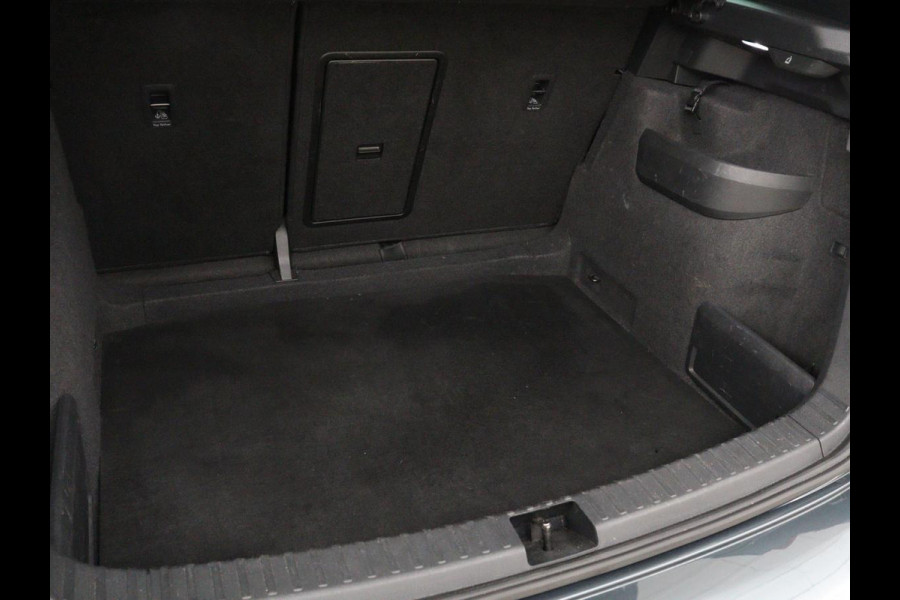 Škoda Karoq 1.5 TSI Sportline | Panoramadak | Trekhaak | Stoelverwarming | Camera | Carplay | Virtual Cockpit | Canton Sound | 19'' | Parkeerhulp | Navigatie | Sfeerverlichting | Cruise control | Stuurverwarming