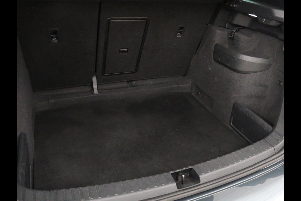 Škoda Karoq 1.5 TSI Sportline | Panoramadak | Trekhaak | Stoelverwarming | Camera | Carplay | Virtual Cockpit | Canton Sound | 19'' | Parkeerhulp | Navigatie | Sfeerverlichting | Cruise control | Stuurverwarming