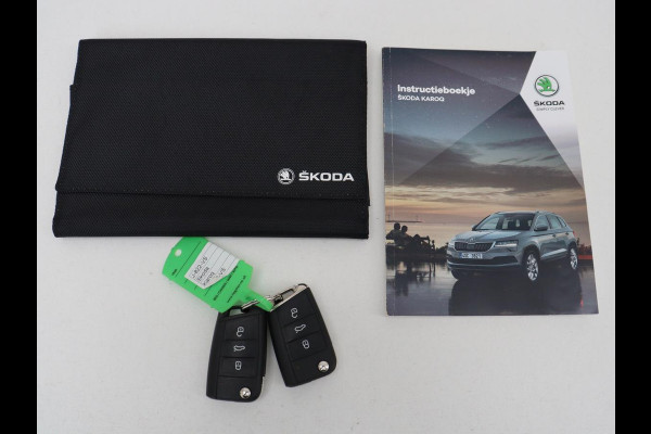 Škoda Karoq 1.5 TSI Sportline | Panoramadak | Trekhaak | Stoelverwarming | Camera | Carplay | Virtual Cockpit | Canton Sound | 19'' | Parkeerhulp | Navigatie | Sfeerverlichting | Cruise control | Stuurverwarming