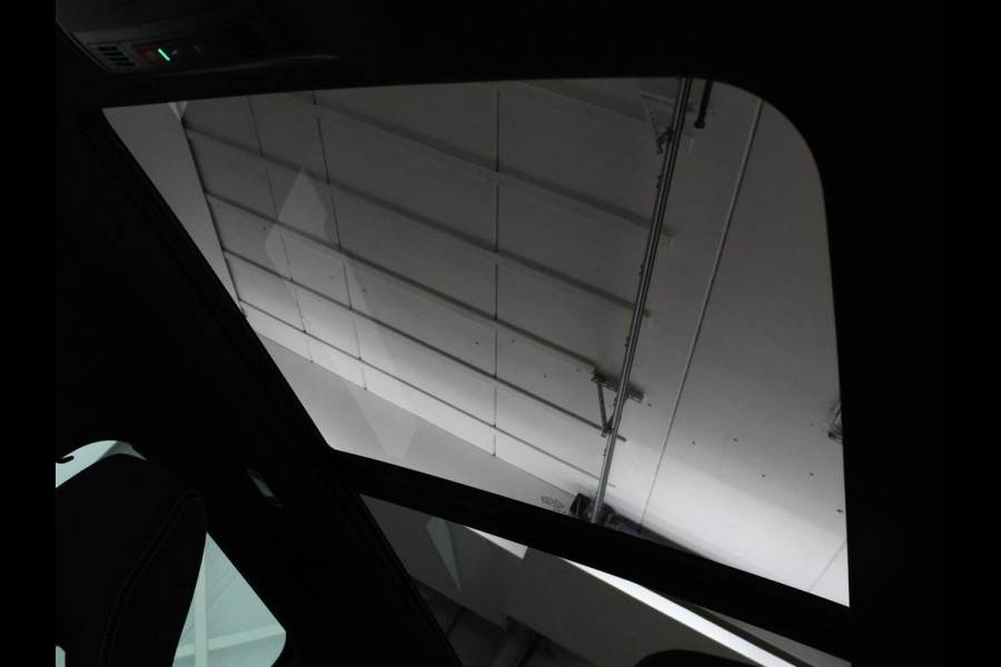 Škoda Karoq 1.5 TSI Sportline | Panoramadak | Trekhaak | Stoelverwarming | Camera | Carplay | Virtual Cockpit | Canton Sound | 19'' | Parkeerhulp | Navigatie | Sfeerverlichting | Cruise control | Stuurverwarming