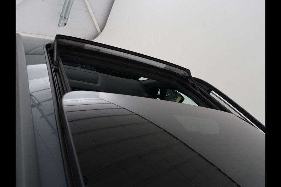 Škoda Karoq 1.5 TSI Sportline | Panoramadak | Trekhaak | Stoelverwarming | Camera | Carplay | Virtual Cockpit | Canton Sound | 19'' | Parkeerhulp | Navigatie | Sfeerverlichting | Cruise control | Stuurverwarming