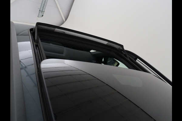 Škoda Karoq 1.5 TSI Sportline | Panoramadak | Trekhaak | Stoelverwarming | Camera | Carplay | Virtual Cockpit | Canton Sound | 19'' | Parkeerhulp | Navigatie | Sfeerverlichting | Cruise control | Stuurverwarming