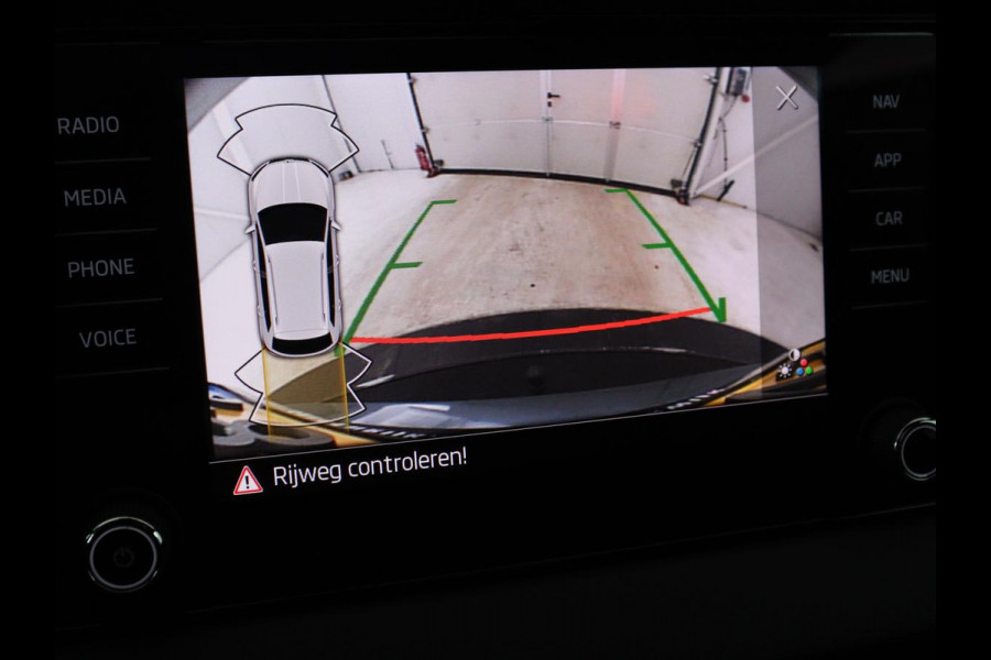 Škoda Karoq 1.5 TSI Sportline | Panoramadak | Trekhaak | Stoelverwarming | Camera | Carplay | Virtual Cockpit | Canton Sound | 19'' | Parkeerhulp | Navigatie | Sfeerverlichting | Cruise control | Stuurverwarming