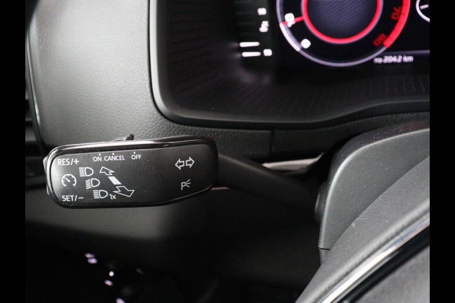 Škoda Karoq 1.5 TSI Sportline | Panoramadak | Trekhaak | Stoelverwarming | Camera | Carplay | Virtual Cockpit | Canton Sound | 19'' | Parkeerhulp | Navigatie | Sfeerverlichting | Cruise control | Stuurverwarming