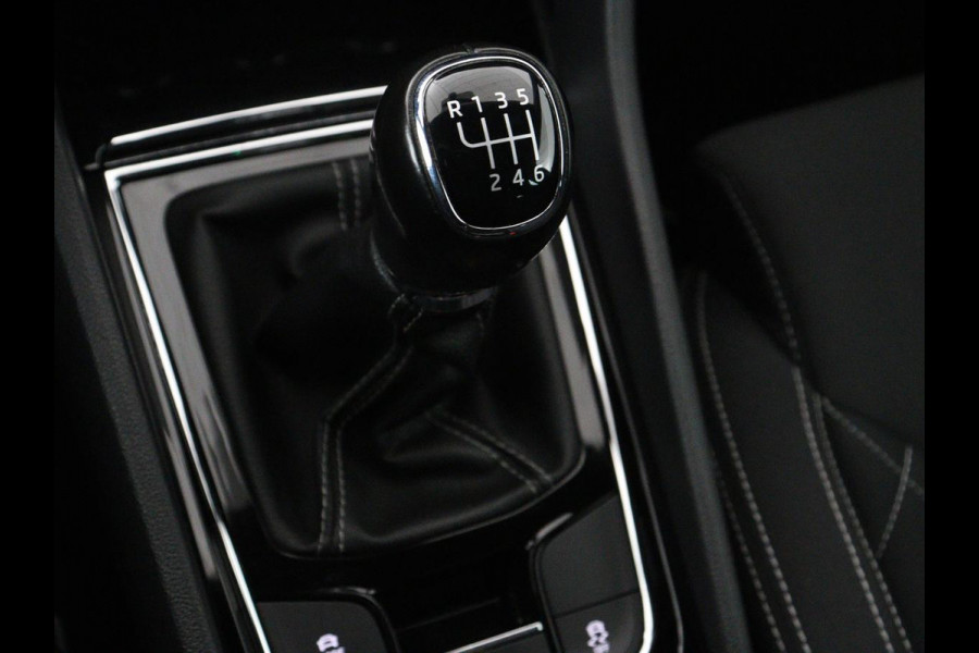 Škoda Karoq 1.5 TSI Sportline | Panoramadak | Trekhaak | Stoelverwarming | Camera | Carplay | Virtual Cockpit | Canton Sound | 19'' | Parkeerhulp | Navigatie | Sfeerverlichting | Cruise control | Stuurverwarming