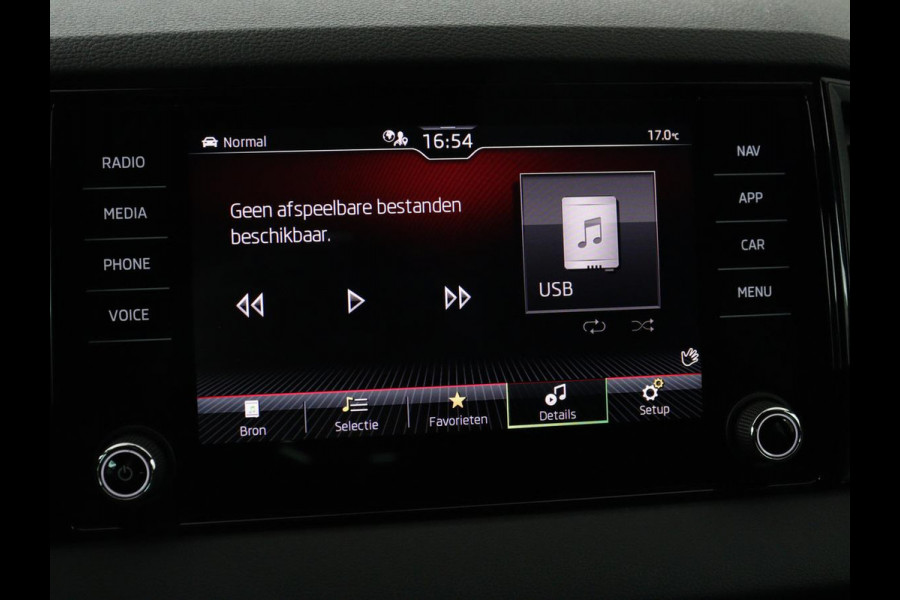 Škoda Karoq 1.5 TSI Sportline | Panoramadak | Trekhaak | Stoelverwarming | Camera | Carplay | Virtual Cockpit | Canton Sound | 19'' | Parkeerhulp | Navigatie | Sfeerverlichting | Cruise control | Stuurverwarming