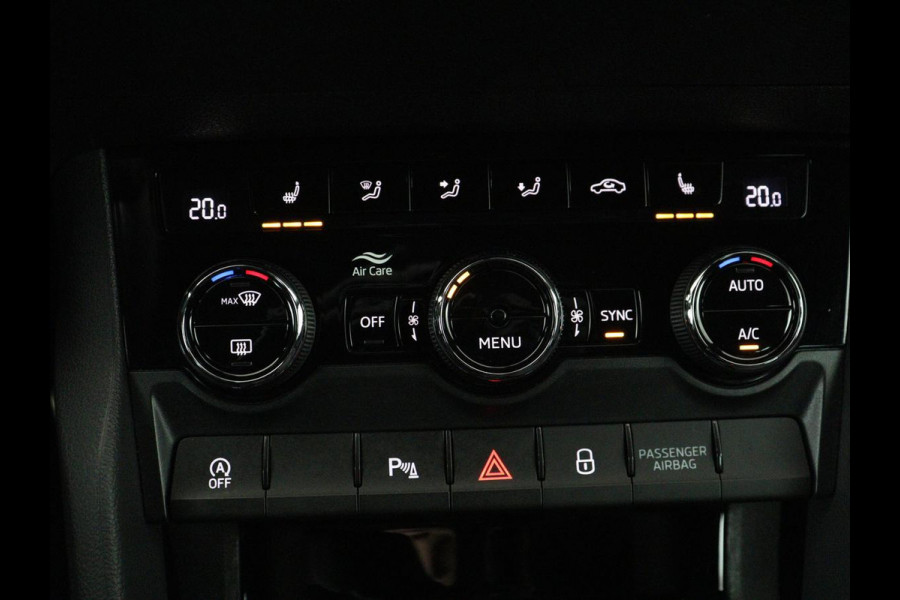 Škoda Karoq 1.5 TSI Sportline | Panoramadak | Trekhaak | Stoelverwarming | Camera | Carplay | Virtual Cockpit | Canton Sound | 19'' | Parkeerhulp | Navigatie | Sfeerverlichting | Cruise control | Stuurverwarming