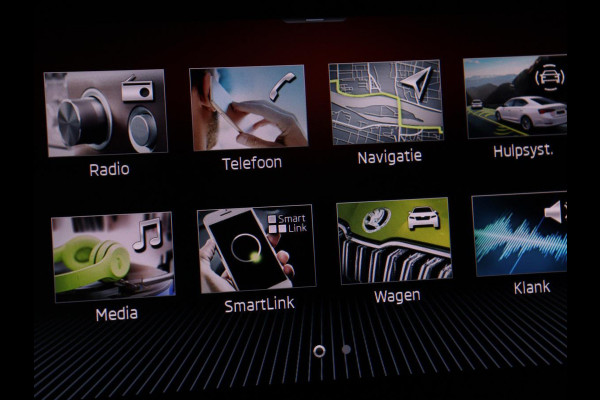 Škoda Karoq 1.5 TSI Sportline | Panoramadak | Trekhaak | Stoelverwarming | Camera | Carplay | Virtual Cockpit | Canton Sound | 19'' | Parkeerhulp | Navigatie | Sfeerverlichting | Cruise control | Stuurverwarming