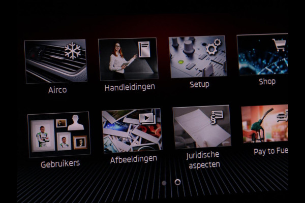 Škoda Karoq 1.5 TSI Sportline | Panoramadak | Trekhaak | Stoelverwarming | Camera | Carplay | Virtual Cockpit | Canton Sound | 19'' | Parkeerhulp | Navigatie | Sfeerverlichting | Cruise control | Stuurverwarming