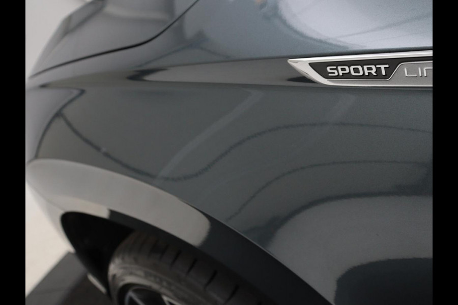 Škoda Karoq 1.5 TSI Sportline | Panoramadak | Trekhaak | Stoelverwarming | Camera | Carplay | Virtual Cockpit | Canton Sound | 19'' | Parkeerhulp | Navigatie | Sfeerverlichting | Cruise control | Stuurverwarming