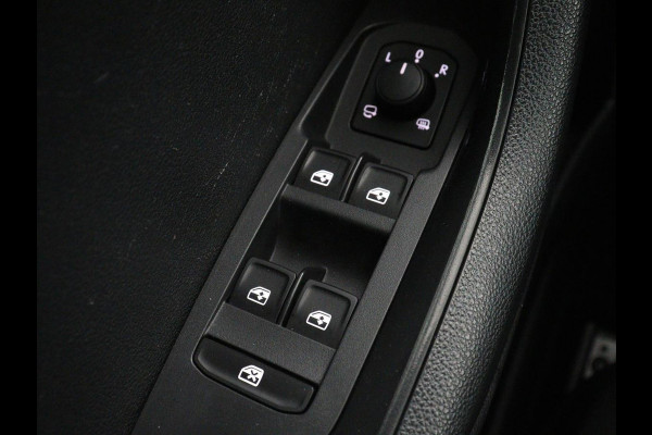 Škoda Karoq 1.5 TSI Sportline | Panoramadak | Trekhaak | Stoelverwarming | Camera | Carplay | Virtual Cockpit | Canton Sound | 19'' | Parkeerhulp | Navigatie | Sfeerverlichting | Cruise control | Stuurverwarming