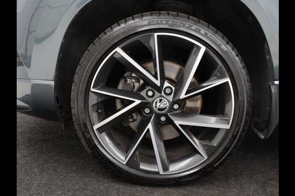 Škoda Karoq 1.5 TSI Sportline | Panoramadak | Trekhaak | Stoelverwarming | Camera | Carplay | Virtual Cockpit | Canton Sound | 19'' | Parkeerhulp | Navigatie | Sfeerverlichting | Cruise control | Stuurverwarming