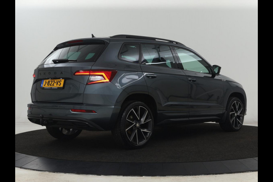 Škoda Karoq 1.5 TSI Sportline | Panoramadak | Trekhaak | Stoelverwarming | Camera | Carplay | Virtual Cockpit | Canton Sound | 19'' | Parkeerhulp | Navigatie | Sfeerverlichting | Cruise control | Stuurverwarming
