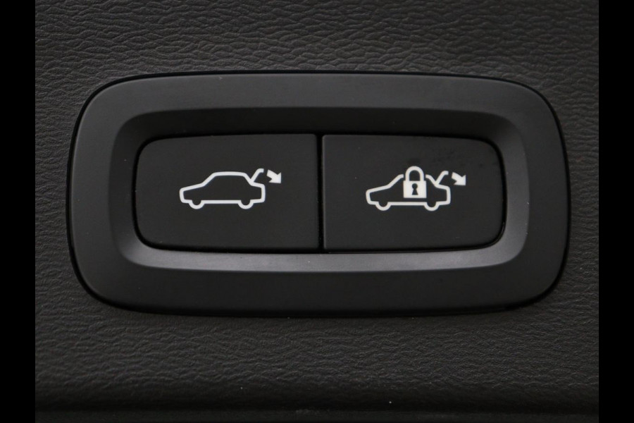 Volvo XC40 Recharge P8 AWD R Design | SOH 93% | Trekhaak | Warmtepomp | Stoel & stuurverwarming | Camera | Leder/Alcantara | Adaptive cruise | Carplay | Navigatie | Achterbankverwarming