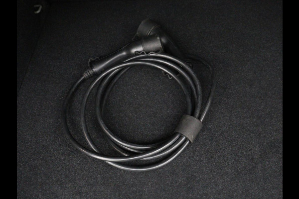 Volvo XC40 Recharge P8 AWD R Design | SOH 93% | Trekhaak | Warmtepomp | Stoel & stuurverwarming | Camera | Leder/Alcantara | Adaptive cruise | Carplay | Navigatie | Achterbankverwarming