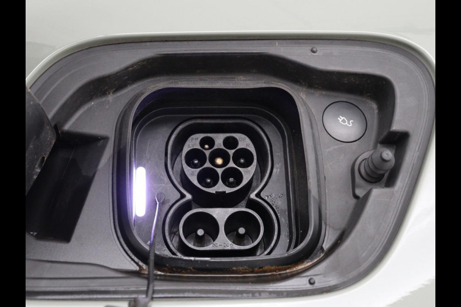 Volvo XC40 Recharge P8 AWD R Design | SOH 93% | Trekhaak | Warmtepomp | Stoel & stuurverwarming | Camera | Leder/Alcantara | Adaptive cruise | Carplay | Navigatie | Achterbankverwarming