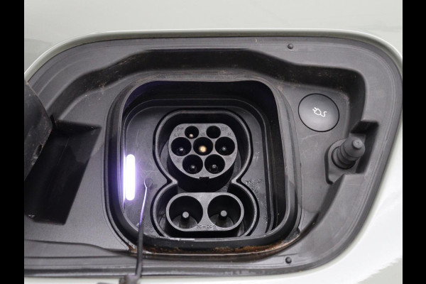 Volvo XC40 Recharge P8 AWD R Design | SOH 93% | Trekhaak | Warmtepomp | Stoel & stuurverwarming | Camera | Leder/Alcantara | Adaptive cruise | Carplay | Navigatie | Achterbankverwarming