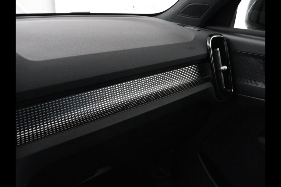 Volvo XC40 Recharge P8 AWD R Design | SOH 93% | Trekhaak | Warmtepomp | Stoel & stuurverwarming | Camera | Leder/Alcantara | Adaptive cruise | Carplay | Navigatie | Achterbankverwarming