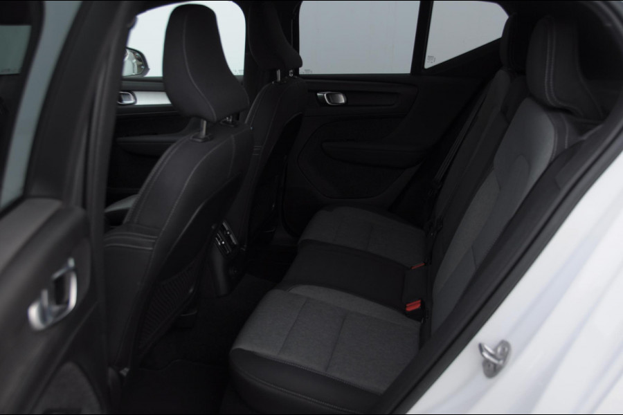 Volvo XC40 T4 211PK Automaat Plug-in hybrid Core Bright / Apple carplay / Parkeersensoren met camera / Stoelverwarming / Elektrische achterklep / Keyless entry / Parkeersensoren met camera