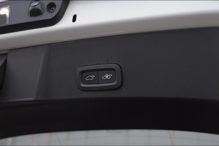 Volvo XC40 T4 211PK Automaat Plug-in hybrid Core Bright / Apple carplay / Parkeersensoren met camera / Stoelverwarming / Elektrische achterklep / Keyless entry / Parkeersensoren met camera