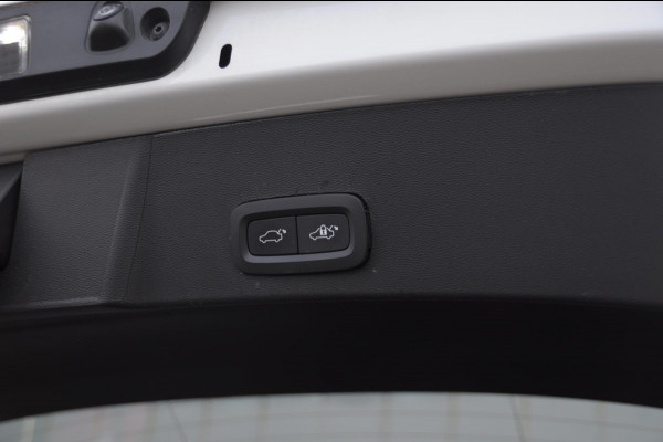 Volvo XC40 T4 211PK Automaat Plug-in hybrid Core Bright / Apple carplay / Parkeersensoren met camera / Stoelverwarming / Elektrische achterklep / Keyless entry / Parkeersensoren met camera