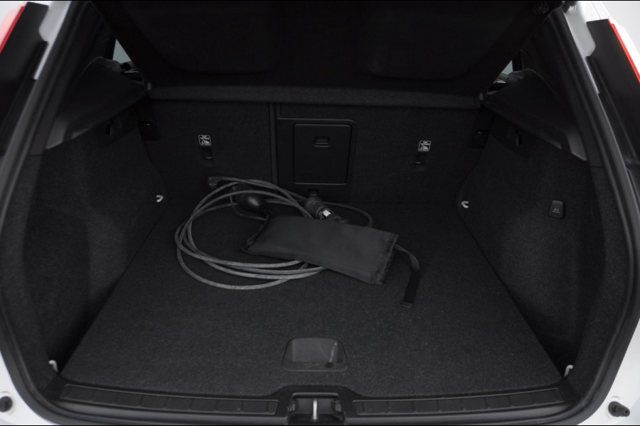 Volvo XC40 T4 211PK Automaat Plug-in hybrid Core Bright / Apple carplay / Parkeersensoren met camera / Stoelverwarming / Elektrische achterklep / Keyless entry / Parkeersensoren met camera