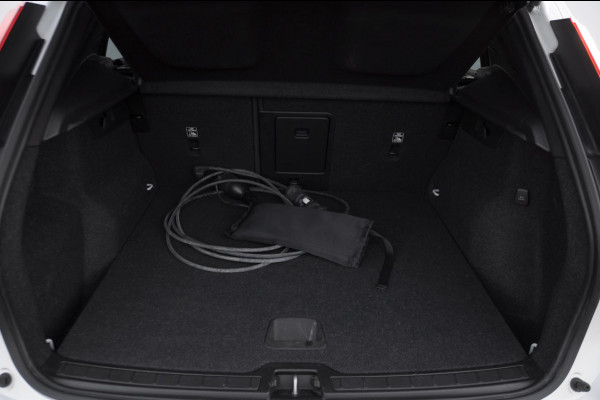 Volvo XC40 T4 211PK Automaat Plug-in hybrid Core Bright / Apple carplay / Parkeersensoren met camera / Stoelverwarming / Elektrische achterklep / Keyless entry / Parkeersensoren met camera