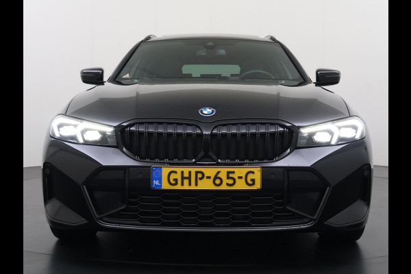 BMW 3 Serie Touring 320e VAN € 42.899,- VOOR € 39.877,- UW LENTEVOORDEEL: €3.022,-! | M-SPORT | FACELIFT| PANO|1.STE EIGENAAR, DEALER OH. | LEER | ELEK. TREKHAAK| FABRIEKSGARANTIE T/M 08 2027| LEER| STOELVERWARMING| 19 INCH! SUPER COMPLEET!