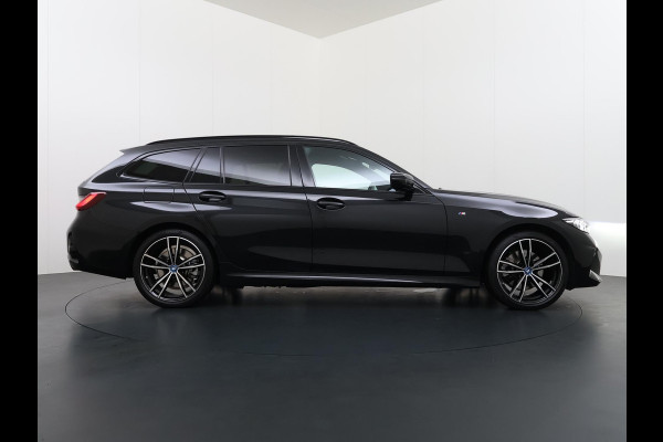 BMW 3 Serie Touring 320e VAN € 42.899,- VOOR € 39.877,- UW LENTEVOORDEEL: €3.022,-! | M-SPORT | FACELIFT| PANO|1.STE EIGENAAR, DEALER OH. | LEER | ELEK. TREKHAAK| FABRIEKSGARANTIE T/M 08 2027| LEER| STOELVERWARMING| 19 INCH! SUPER COMPLEET!