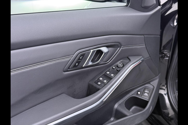 BMW 3 Serie Touring 320e VAN € 42.899,- VOOR € 39.877,- UW LENTEVOORDEEL: €3.022,-! | M-SPORT | FACELIFT| PANO|1.STE EIGENAAR, DEALER OH. | LEER | ELEK. TREKHAAK| FABRIEKSGARANTIE T/M 08 2027| LEER| STOELVERWARMING| 19 INCH! SUPER COMPLEET!